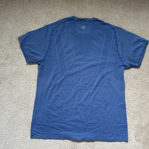 Men’s large blue Lululemon athletic yoga shirt. 20 in ptp, 27 in length. - Picture 5 of 5